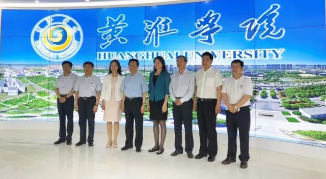 中華職業(yè)教育社理事長陳昌智、河南省副省長霍金花一行參觀展廳